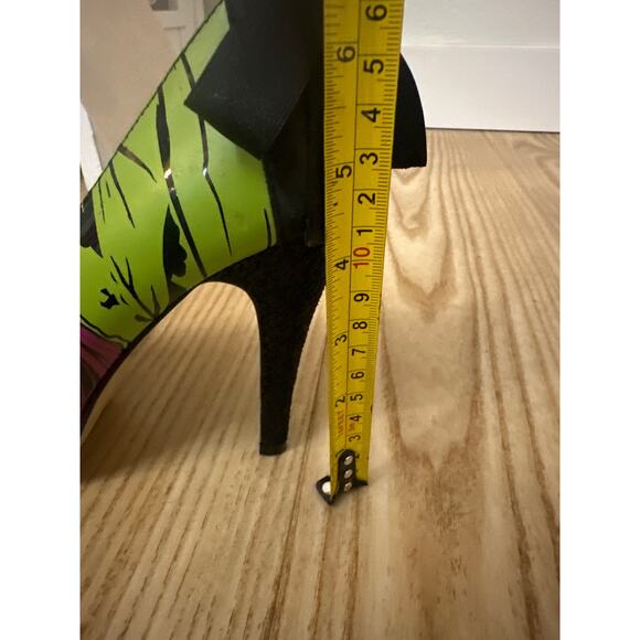 Edgy Green and Black Peep-Toe Heels - Picture 9 of 9